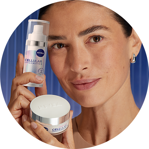 Nainen, joka pitelee kahta tuotetta kädessään, NIVEA Epigenetics -seerumia ja päivävoidetta.