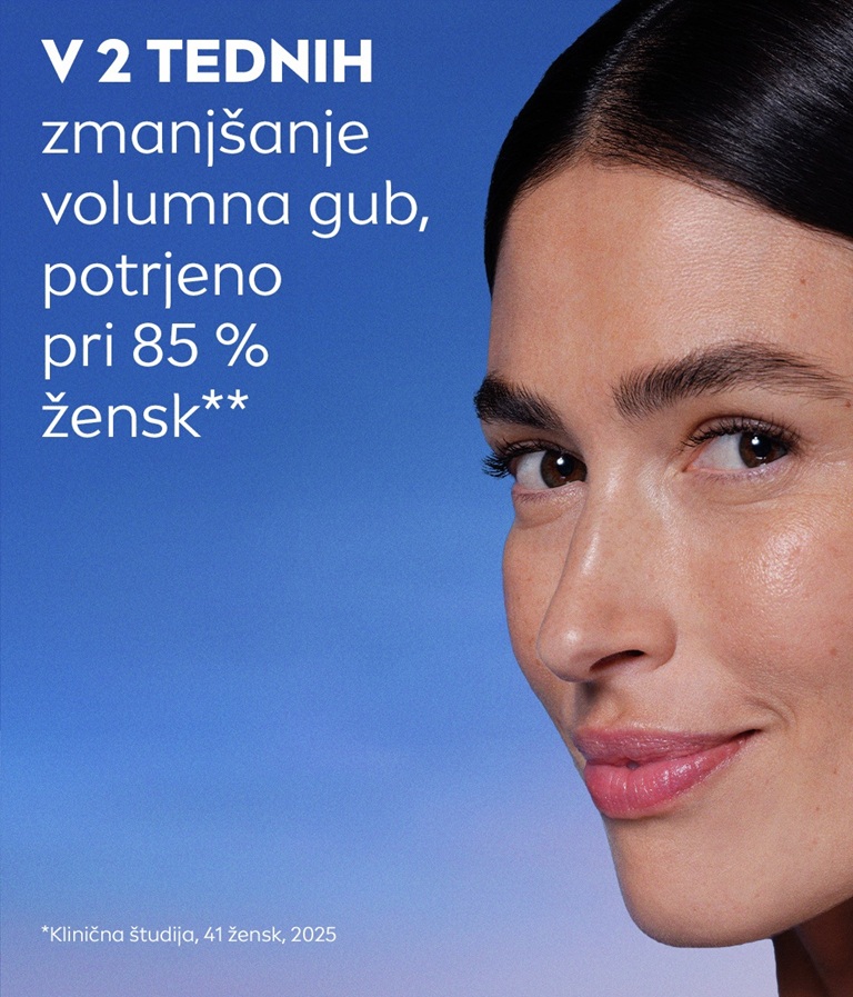 Ženska s pomlajeno kožo se smehlja in samozavestno gleda v stran.