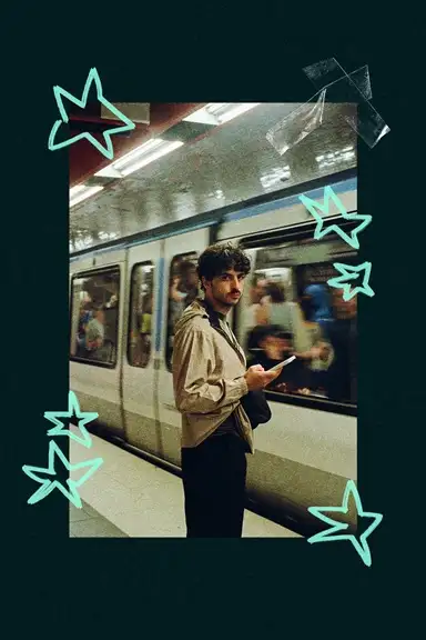 Collage eines jungen Mannes mit Smartphone am U-Bahn-Gleis, während ein Zug vorbeifährt; umrahmt von gezeichneten Sternen und Klebestreifen.