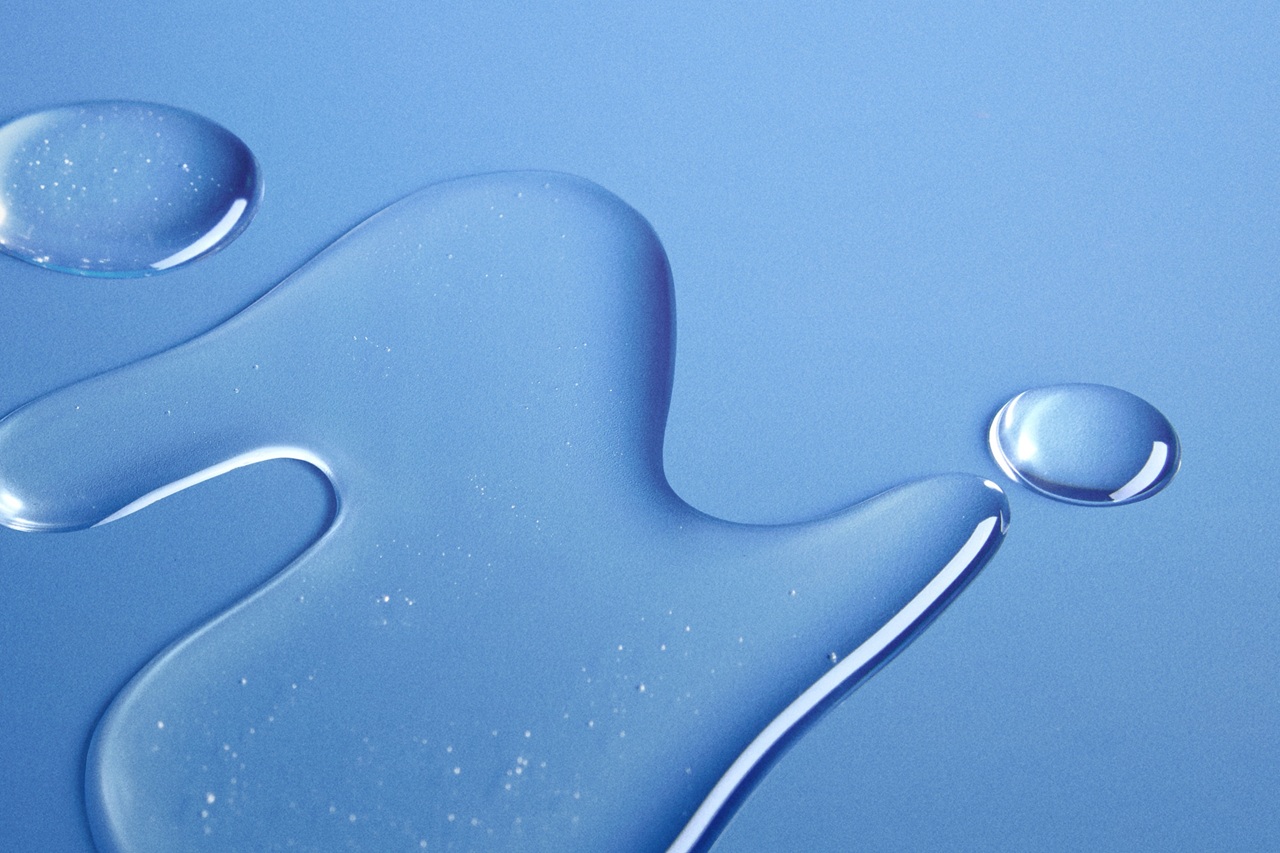 Clear glycerin droplets illustrating glycerin’s role as the skin’s natural moisturizer that hydrates without clogging pores.