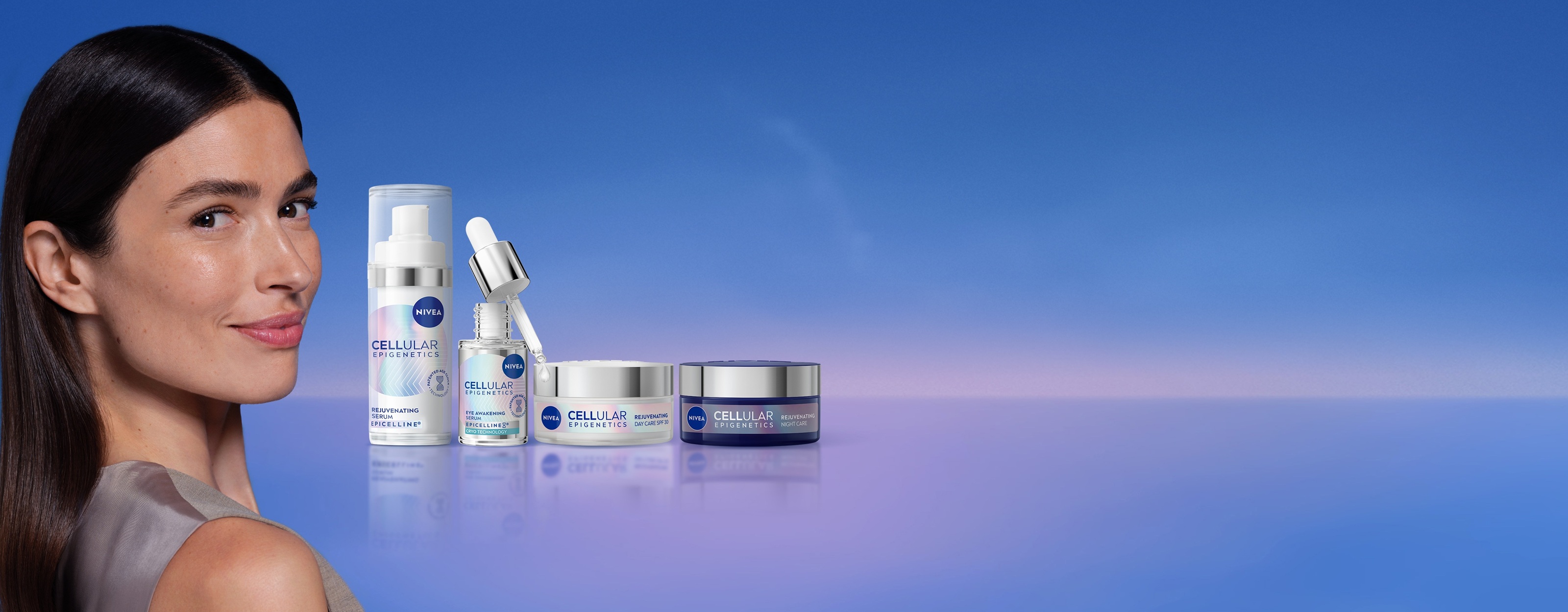 Žena se smiješi i gleda u stranu, pored linije proizvoda NIVEA CELLULAR Epigenetics.