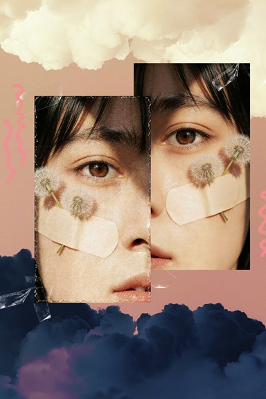 Collage eines Gesichts mit zwei unter Pflastern fixierten Pusteblumen vor einem Hintergrund aus rosa Himmel sowie hellen und dunklen Wolken.
