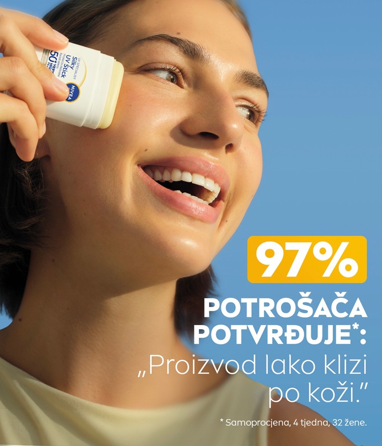Nasmijana mlada žena nanosi NIVEA SUN Breathable UV Specialist Silky UV stick SPF 50+ na svoj obraz.
