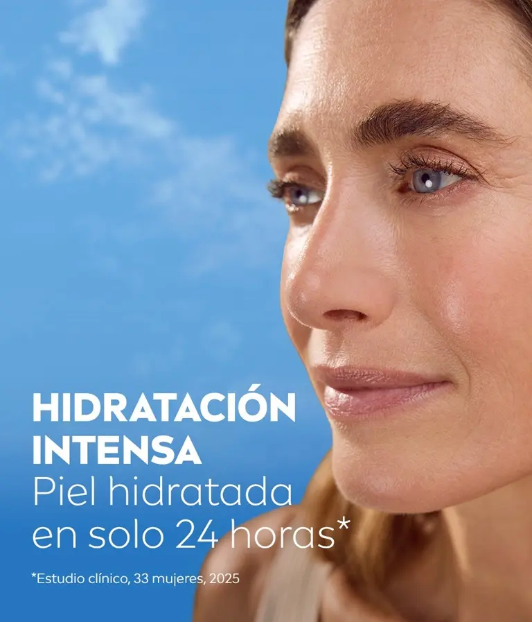 Perfil lateral de una mujer adulta mirando al frente, mostrando una piel madura pero hidratada y luminosa, junto al texto ‘Hidratación intensa’.