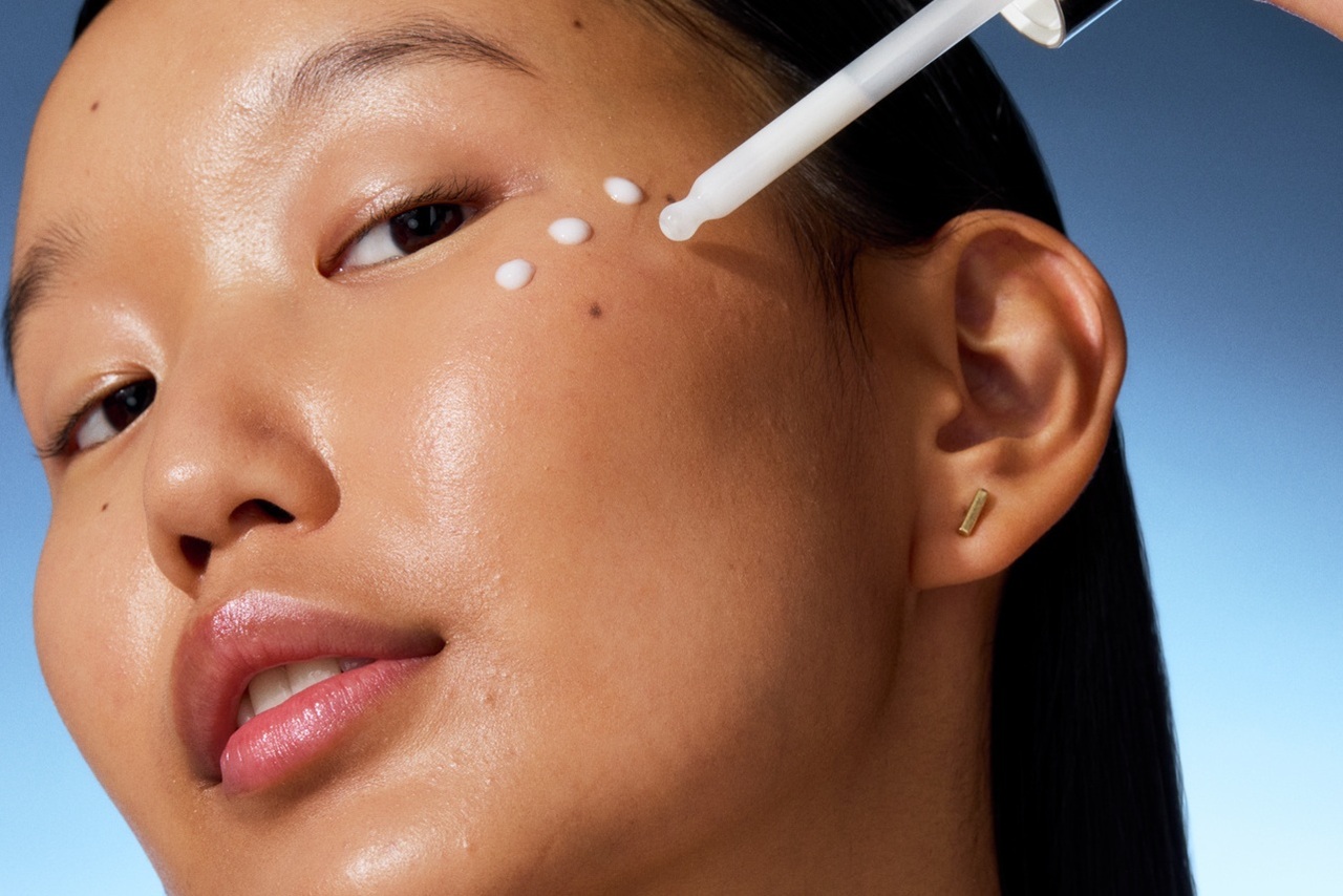 Woman with healthy skin applying NIVEA's New Cellular Serum