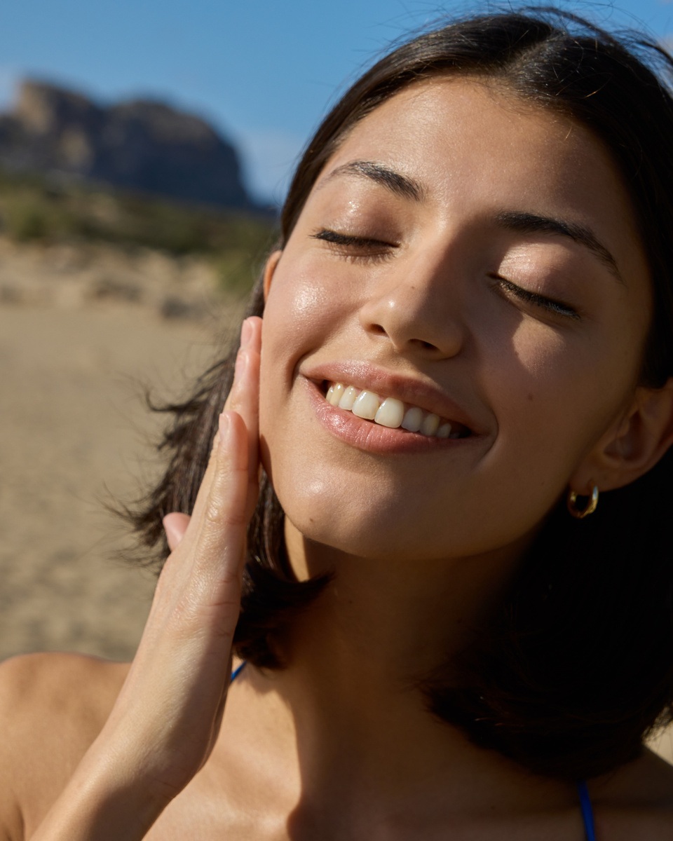 young woman using Nivea Prime 2in1 UV