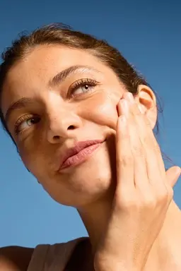 Read 5 tips on how to make your skin glow and uncover a recommended skincare routine for radiant skin.