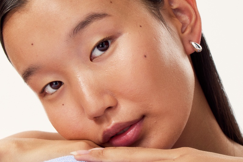 Jeune femme utilisant Nivea Glowy Lips