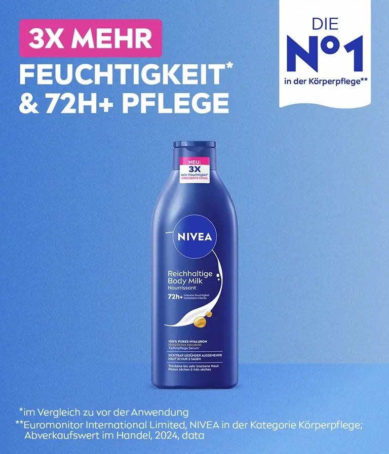 Eine Flasche NIVEA Reichhaltige Body Milk vor blauem Hintergrund mit einem Hinweis auf die feuchtigkeitsspendende Wirkung.
