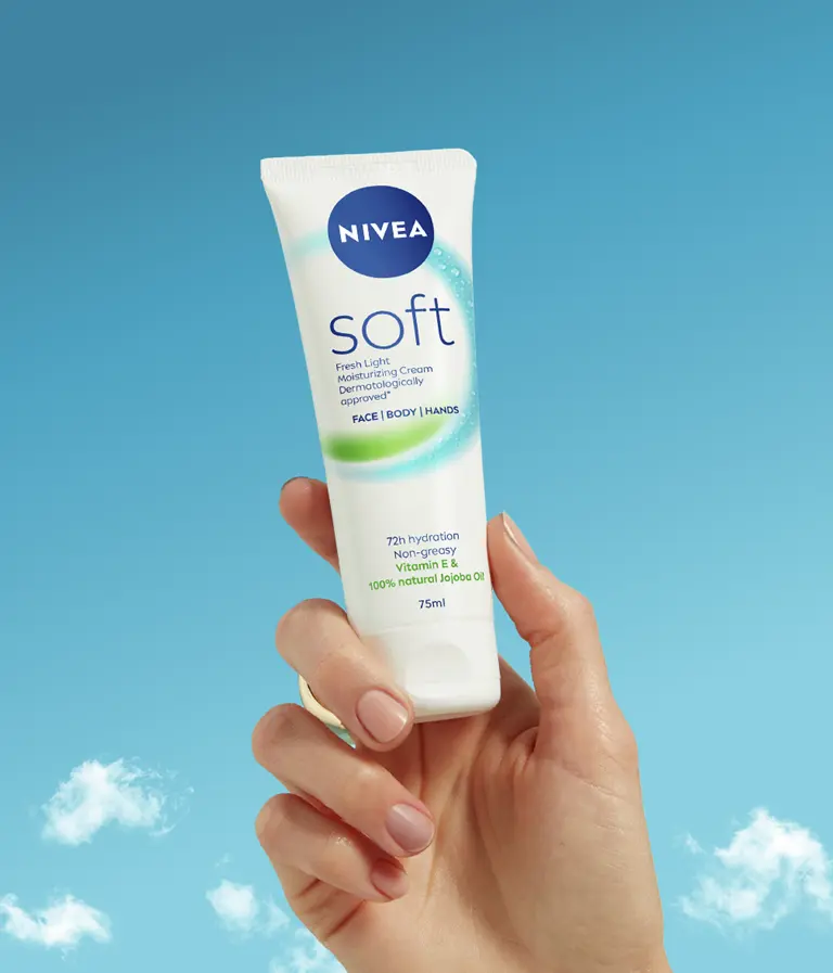 The refresheningly light enrichment of NIVEA SOFT Cream.