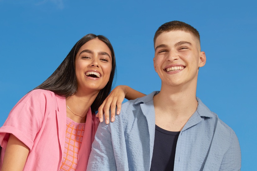 deux adolescents souriant