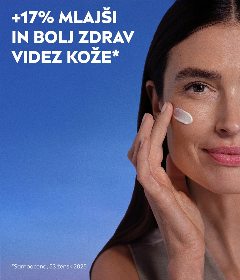 Ženska gleda in se nežno smehlja, medtem ko nanaša NIVEA CELLULAR Epigenetics pomladitveno nočno kremo na lice.