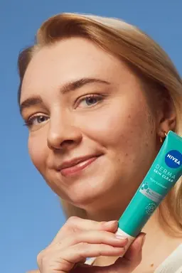 young woman using NIVEA Derma Skin Exfoliator