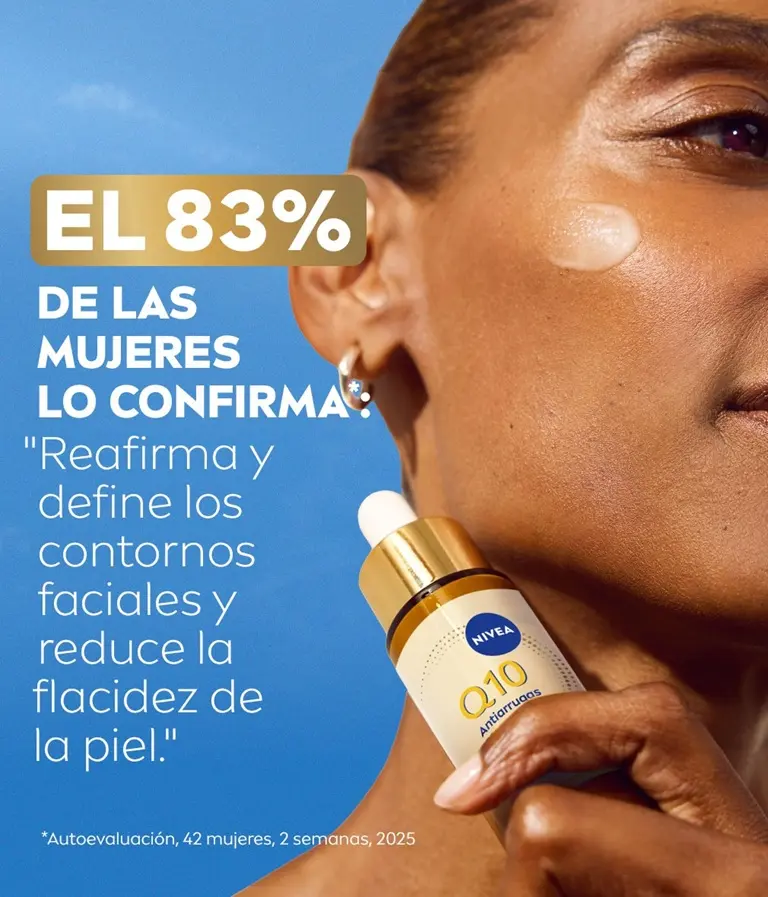 Mujer adulta aplicándose el Sérum Reparador 3en1 NIVEA Q10 Anti‑Arrugas Collagen Expert en la zona del cuello y la línea de la mandíbula