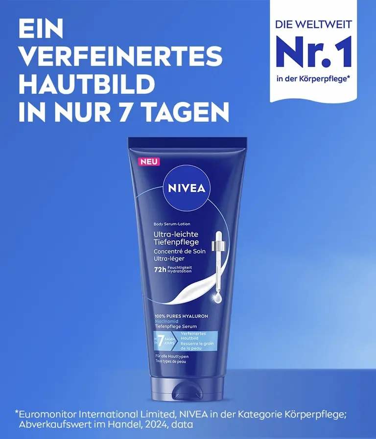 Eine Tube NIVEA Body Serum Lotion Ultra-leichte Tiefenpflege vor blauem Hintergrund mit einem Werbetext zur verfeinerten Hautstruktur.