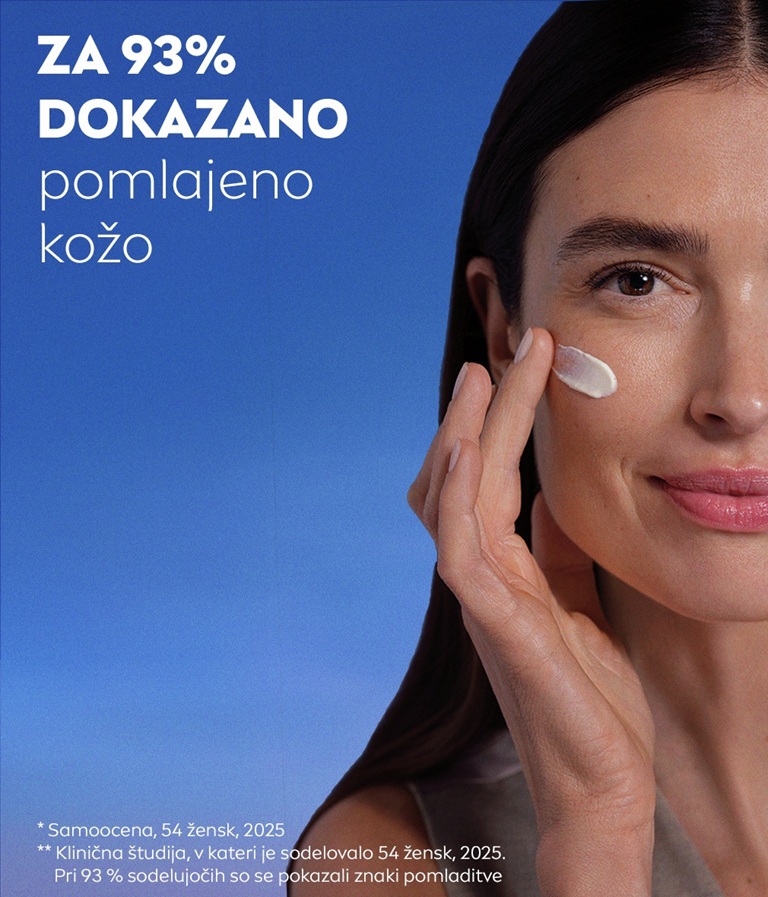 Ženska gleda in se nežno smehlja, medtem ko nanaša NIVEA CELLULAR Epigenetics pomladitveno dnevno kremo ZF 30 na lice.