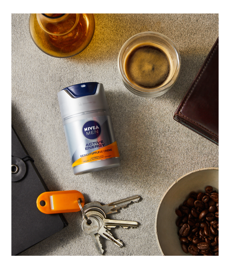 NIVEA MEN Active Energy Gesichtspflege Creme Spender in Alltagssituation unterwegs