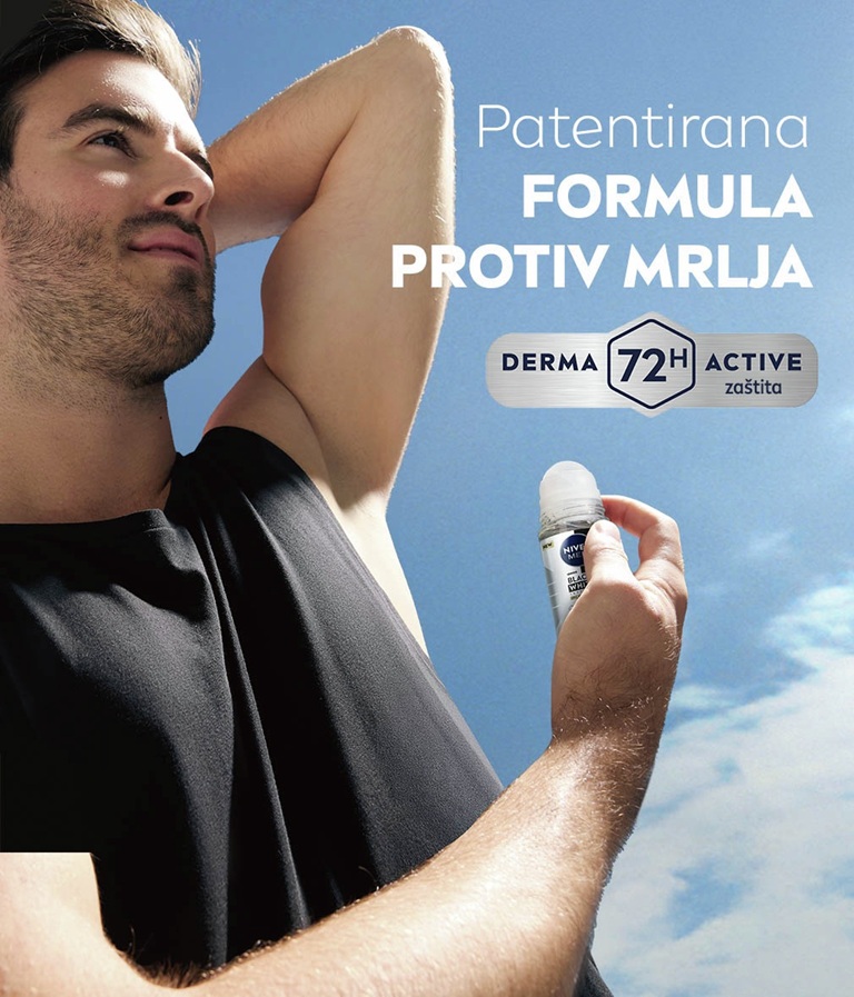 Nasmiješeni muškarac koji nanosi dezodorans na pazuho s tvrdnjama o proizvodu: „Patentirana formula protiv mrlja” i „DERMA 72H Active zaštita”.