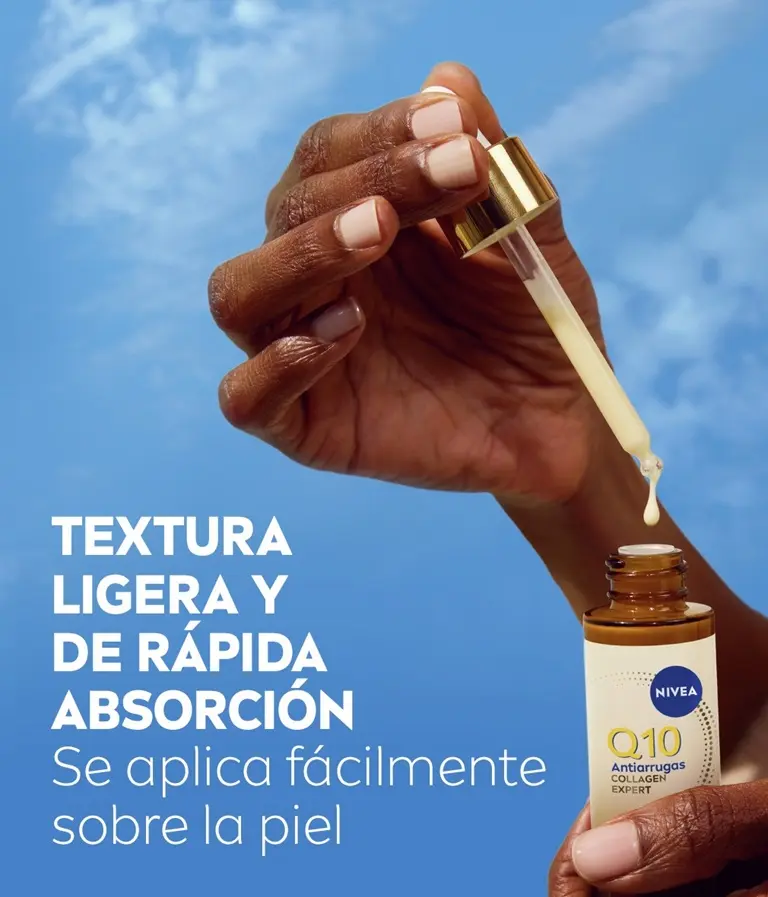 Una mano sosteniendo la pipeta y el frasco del Sérum Reparador 3 en 1 NIVEA Q10 Antiarrugas Collagen Expert.