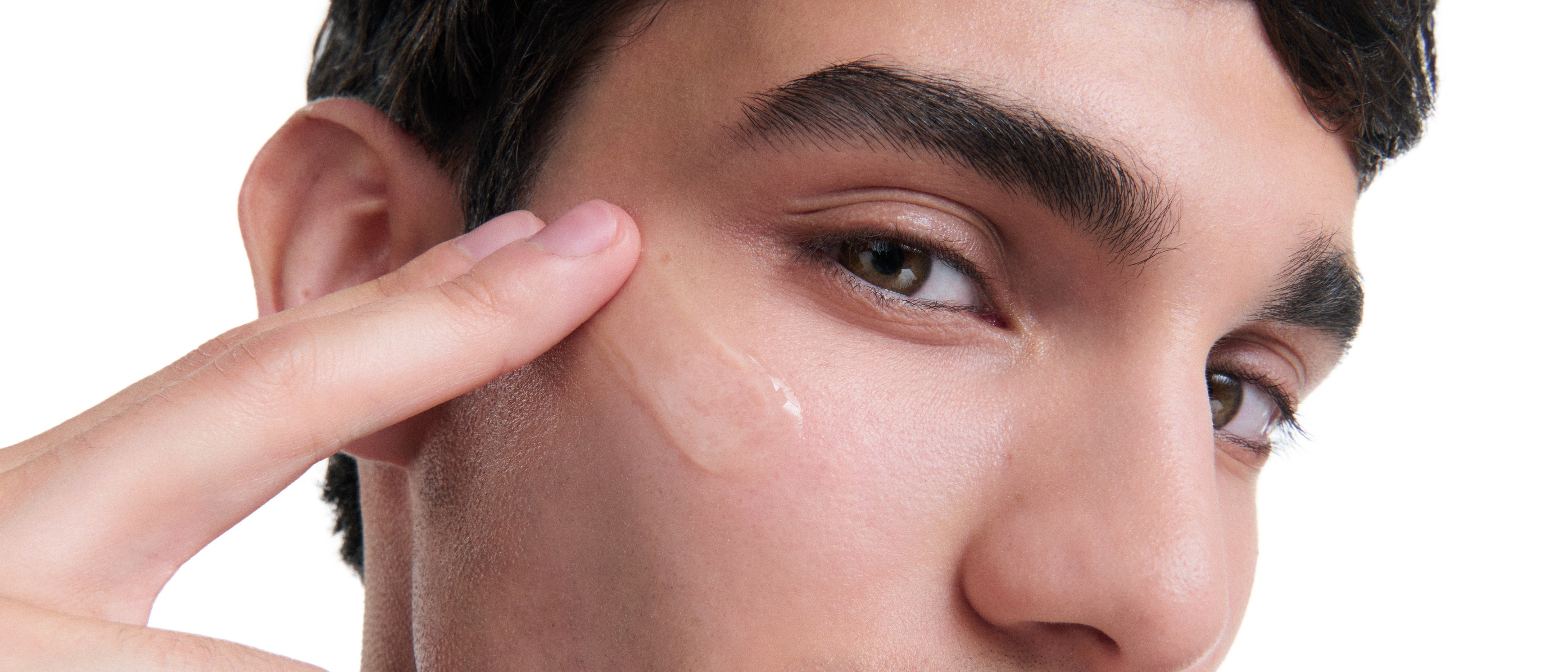 Ein Mann trägt das Produkt „Eucerin Probiom8“ auf unreine, zu Akne neigende Haut auf